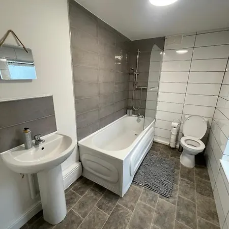 Modern Spacious 2 Bedroom Apt Rowley Regis Exterior photo